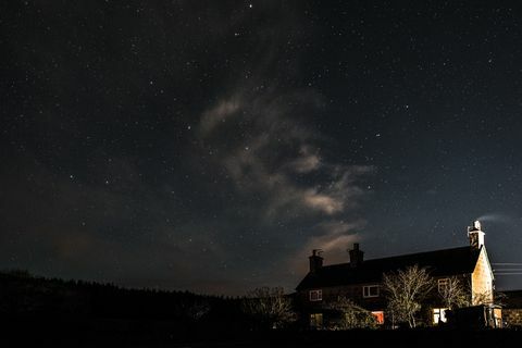 Mitä etsiä yötaivaalta: Saturnus valaisee täydellisen puolikuun kuun Ison-Britannian yli tällä viikolla