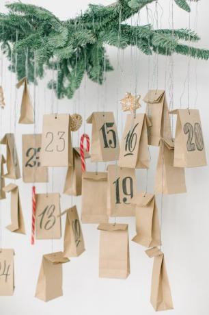lähikuva paperipussit numeroilla roikkuu kotona joulun aikana