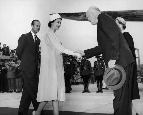 kuningatar Elizabeth tervehtii meitä presidentti Dwight d Eisenhower 1890 1969 ennen kuin he osallistuvat Pyhän Lawrencen avajaisiin Seaway at lambert lock, montreal, 26. kesäkuuta 1959 vasemmalla on prinssi Philip, edinburghin herttua kuva fox photoshulton archivegetty kuvia