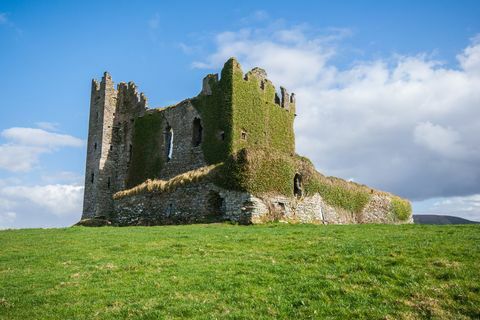 Ballycarberyn linnan vanhat rauniot Kerryn kehällä, Irlanti