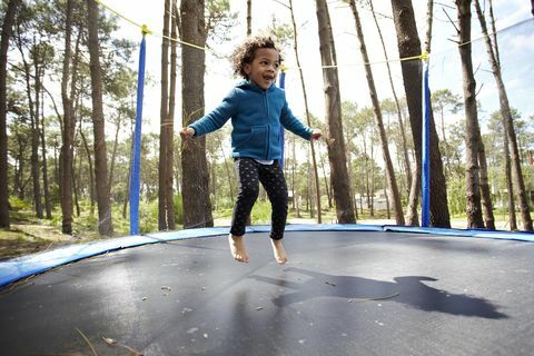 seka rodun tyttö hyppää trampoliinilla