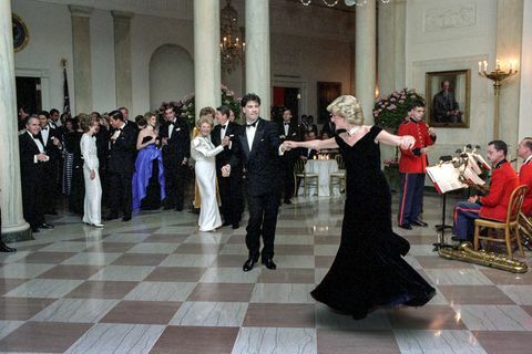 prinsessa diana tanssii John Travoltan kanssa valkoisen talon ristisalissa
