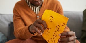 lähikuva afroamerikkalaisesta miehestä avauskirje isälle käsintehty lahja isänpäiväksi, kopioi tilaa