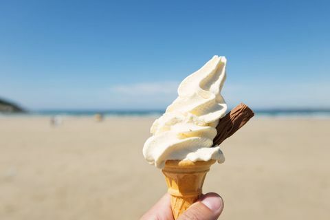 Jäätelöä rannalla
