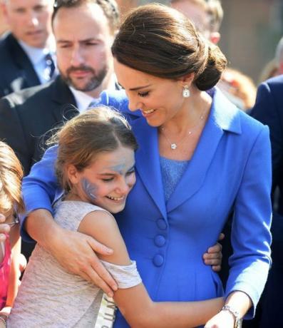 Cambridgen herttuatar haastaa lapsen käydessään hyväntekeväisyysjärjestössä, joka tukee epäsuotuisassa asemassa olevia nuoria Berliinissä virallisen kuninkaallisen vierailun aikana Saksassa