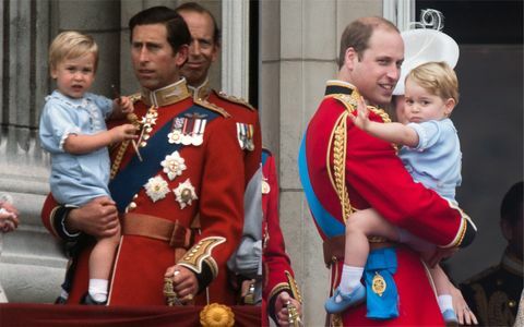 Prinssi George ja prinssi William väkijoukkojen joukossa