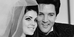 alkuperäinen kuvateksti 511967 las vegas, nv-laulaja elvis presley ja hänen morsiamensa priscilla ann beaulieu, poseeraavat valokuvaa varten heidän häänsä Aladdin-hotellissa, 31-vuotias presley tapasi 22-vuotiaan morsiamensa, kun tämä oli Saksassa armeijansa aikana. palvelua