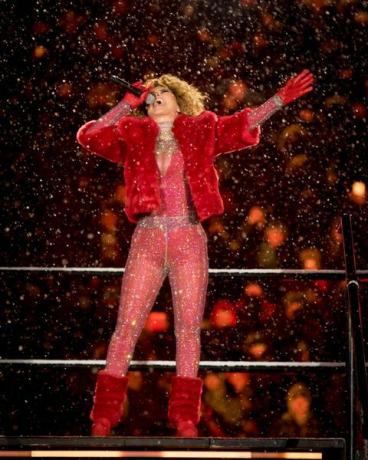 ottawa, 26. marraskuuta shania twain esiintyy puoliajan show'n aikana 105. Grey Cupin mestaruusottelussa toronto argonautit ja calgary stampeders td place -stadionilla 26. marraskuuta 2017 Ottawassa, Kanadassa valokuva: Mark hortongetty kuvia