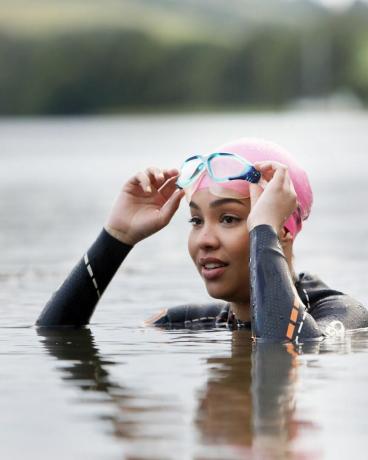 nainen Cornwallissa, Isossa-Britanniassa uimassa järvessä