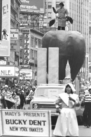 new york yankees bucky dent ratsastaa ison apple floatin huipulla vuoden 1978 macys-paraatissa