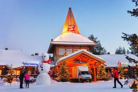 Lumiukko Rovaniemen Lapin Santa Villageen joulutoimistossa illalla