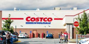 Fairfax-ihmisiä ostoskärryillä täynnä päivittäistavaroita, tuotteita kävelemässä Costco Storesta Virginiassa parkkipaikalla