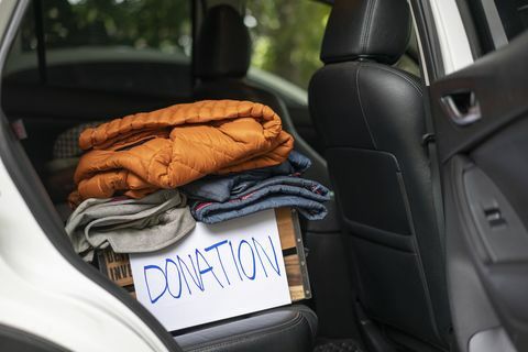 lahjoituslaatikko vaatteiden kanssa autossa