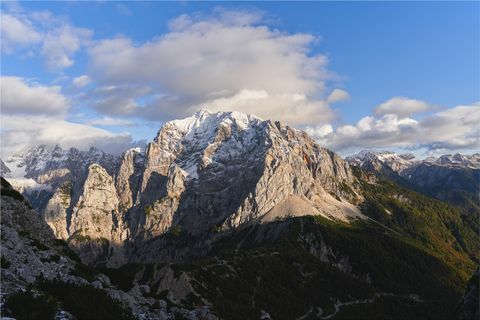 luonnonkaunis näkymä lumihuippuisille vuorille taivasta vasten triglavin kansallispuistossa sloveniassa