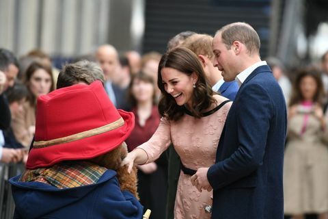 Kate Middleton tapaa Paddington Bearin