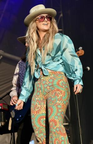 lainey Wilson esiintyy Wonderfront-musiikkitaidefestivaalin aikana Seaport Villagessa 18. marraskuuta 2022 san diegossa, kaliforniassa kuva tim mosenfeldergetty images