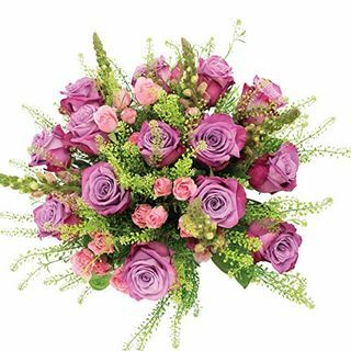 Ensiluokkainen tuoreleikattu laventeli ja vaaleanpunainen ruusu -kimppu