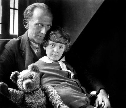 A. A. Milne, poika Christopher Robin ja nallekarhu vuonna 1926