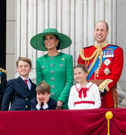 Lontoo, Englanti 17. kesäkuuta Walesin prinssi George, Walesin prinssi Louis, Catherine, Walesin prinsessa, Walesin prinsessa Charlotte, Prinssi William wales parvekkeella väristyksen aikana 17. kesäkuuta 2023 Lontoossa, Englannissa. Värin karsiminen on perinteinen paraati, joka järjestetään brittien kunniaksi hallitsijoiden virallinen syntymäpäivä, se on ensimmäinen kuningas Charles iii: n valtaistuimelle omistetun värin joukot sen jälkeen, kun hän nousi valtaistuimelle valokuva: samir husseinwirekuva