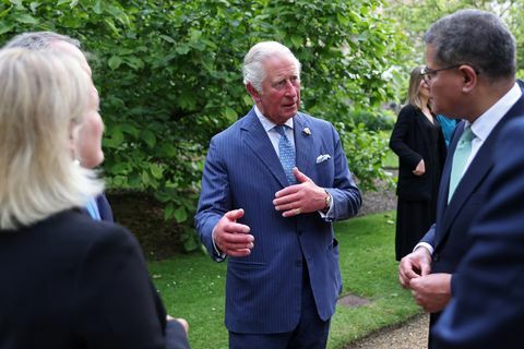 Britannian prinssi charles, walesin prinssi c keskustelee Britannian presidentin kanssa cop26 alok sharma r -tapahtumassa St Jamesin palatsissa Lontoossa 10. kesäkuuta 2021, jossa prinssi paljasti terra carta prinssi charles ilmoitti torstaina terra cartan siirtymäkoalitioista järjestäytyneen, maailmanlaajuisen kollektiivin, joka työskentelee yhdessä edistääkseen investointeja kohti kestävää tulevaisuutta luonto, ihmiset ja planeetta kokous ja liittoumien ilmoitus ovat osa laajempaa g7-toimintaa, joka tapahtuu cornwallissa kuva chris jackson pool afp kuva chris jacksonpoolafp kautta kivoja kuvia