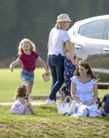 Prinssi George ja prinsessa Charlotte leikkivät Kate Middletonin kanssa