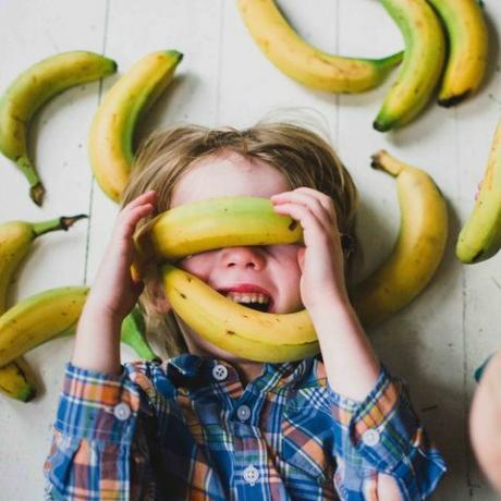 Lapset (2-3, 4-5) peitossa banaaneissa
