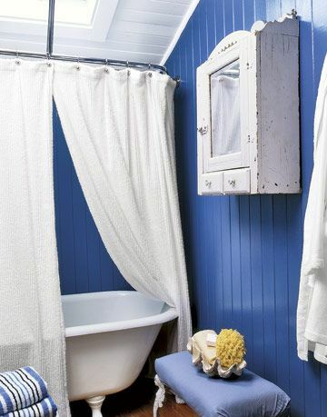 sininen kylpyhuone, jossa valkoiset aksentit