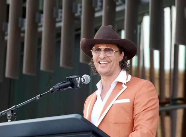 austin, texas 19. huhtikuuta texasin yliopisto kulttuuriministeri matthew mcconaughey osallistuu nauhanleikkausseremoniaan texasin yliopisto austinsissa uusi monikäyttöinen areena moody-keskuksessa 19. huhtikuuta 2022 austinissa, texasissa kuva kirjoittanut gary millergetty kuvia