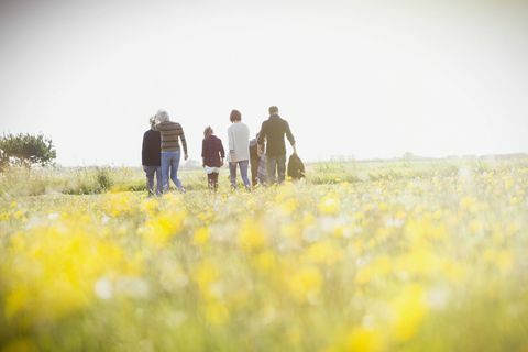 Perheen kävely maaseudulla