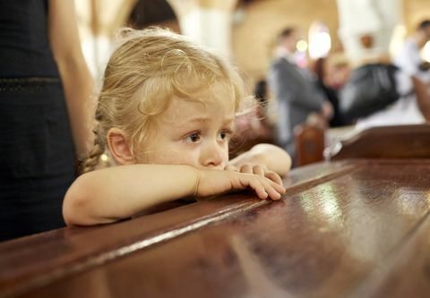 nuori tyttö kirkossa