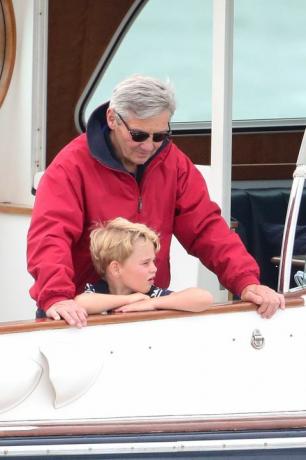 Prinssi George Michael Middleton katsomassa Kate Middletonia ja prinssi Williamia purjehdusregattassa