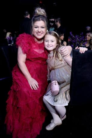 kuvassa kelly clarkson ja river rose blackstock osallistuvat 2022 Peoples Choice Awards -kilpailuun, joka järjestetään barkerissa hangaari 6. joulukuuta 2022 Santa Monicassa, Kaliforniassa kuva: Mark von Holdene Entertainmentnbc kautta getty kuvia