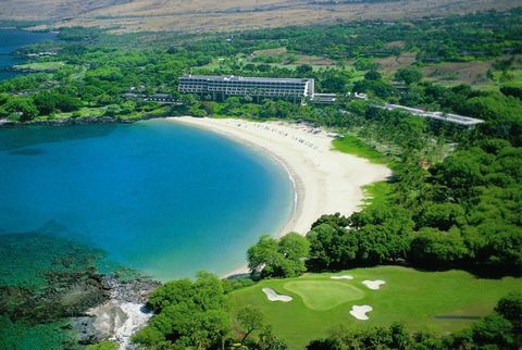 Ilmakuva Mauna Kea Beach -hotellista Big Islandin Kohalan rannikolla 