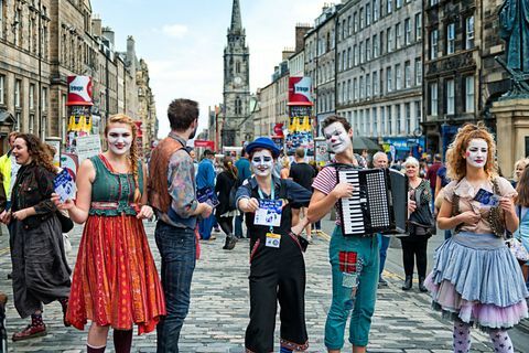 Edinburgh Festival Fringe-esiintyjät kadulla