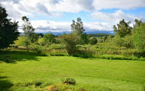 Näkymä Caingorms-vuorijonolle Finlarigin Garthin puutarhasta