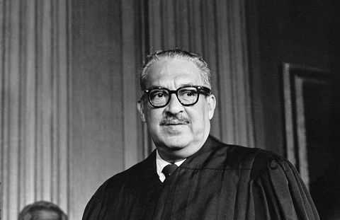 thurgood marshall, orjan pojanpoika, ottaa paikkansa Yhdysvaltain korkeimman oikeuden ensimmäisenä mustana jäsenenä