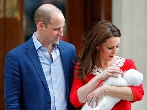 William ja Kate esittelivät prinssi Louisia maailmalle Lindo Wingin ulkopuolella