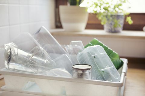 astiateline täynnä pestyjä muoviastioita valmiina kierrätykseen tai uudelleenkäyttöön