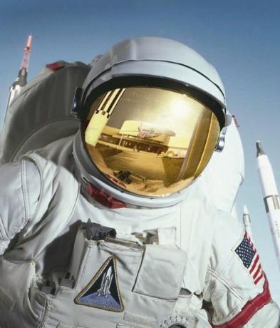 Astronautti avaruuspuku kypärällä