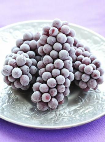 Jäädytetyt violetit viinirypäleet lautasella