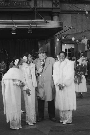 Willard scott haastattelee Broadwayn Dreamgirls-näyttelijöitä vuoden 1982 macyn kiitospäivän paraatissa
